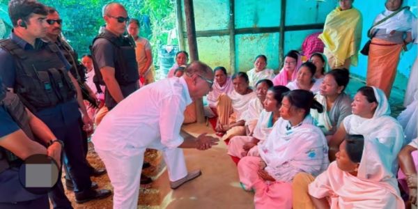 मुख्यमंत्री ने हमले में मारे गए नागरिकों के परिजनों से की मुलाकात