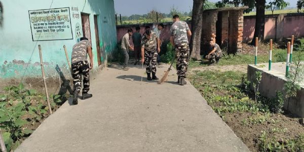 एसएसबी सैदाबाद बीओपी के जवानों ने मध्य विद्यालय सैदपोखर में चलाया स्वच्छता अभियान