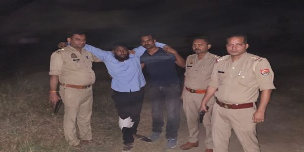 हत्यारोपी 25 हजार रुपये का इनामी बदमाश पुलिस मुठभेड़ में गिरफ्तार, पैर में लगी गोली