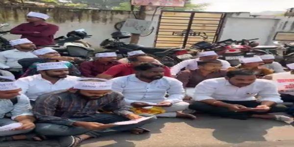 शिक्षक भर्ती मामला : आरक्षण घोटाले के अभ्यर्थियों का शिक्षा मंत्री संदीप सिंह के आवास पर प्रदर्शन, सुंदरकांड का किया पाठ