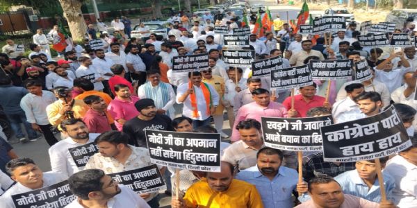 खरगे की टिप्पणी के विरोध में दिल्ली भाजपा का प्रदर्शन, हर्ष मल्होत्रा समेत कई नेता हिरासत में