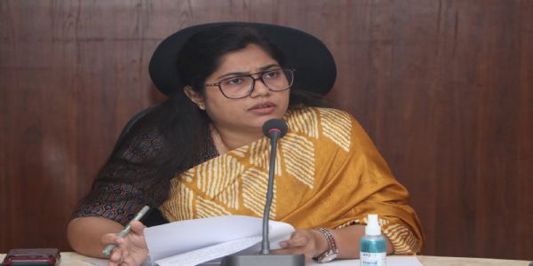 चक्रवाती तूफान के मद्देनजर सतर्क रहें अधिकारी : कलेक्टर रेना जमील