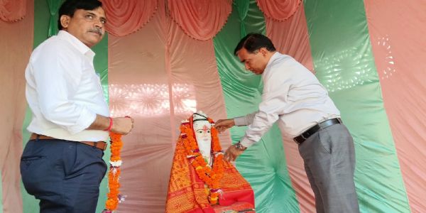 जिलाधिकारी ने वाल्मीकि मंदिर में किया माल्यार्पण, भजन-कीर्तन और रामायण पाठ से भक्तिमय हुआ माहौल