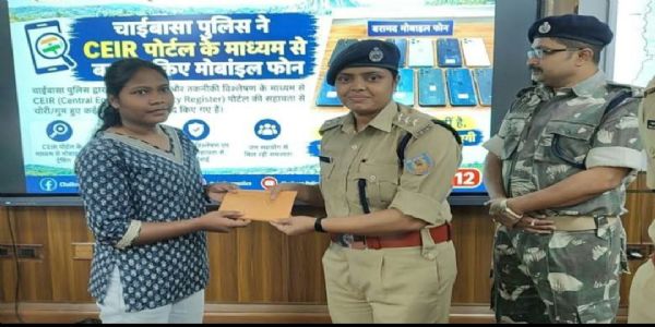 चाईबासा पुलिस ने 48 गुम मोबाइल धारकाें को खोजकर लौटाए