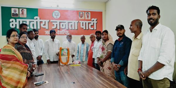 देवरिया :  भाजपा कार्यालय में मनायी गयी महर्षि वाल्मीकि जयंती पर, आदिकवि काे किया गया नमन