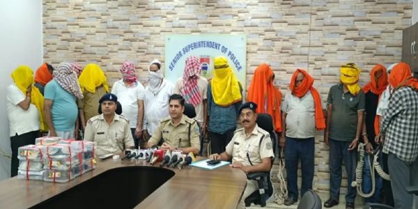 जमशेदपुर में जुआ अड्डे पर पुलिस की छापेमारी, 7.67 लाख रुपये नकद के साथ 15 लोग गिरफ्तार