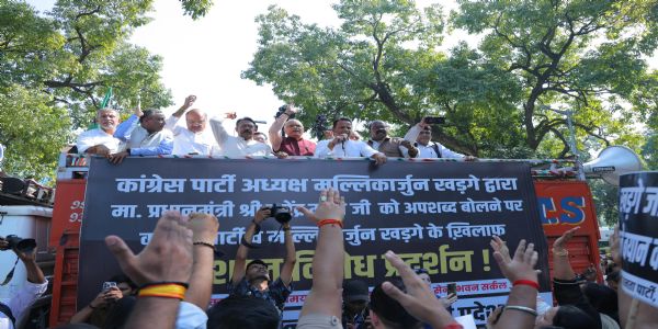 (अपडेट) प्रधानमंत्री पर टिप्पणी को लेकर दिल्ली भाजपा ने खरगे के निवास पर किया विरोध प्रदर्शन