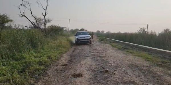 चार किलोमीटर रोड़ पर हजारों गड्ढे, 10 हजार की आबादी प्रभावित
