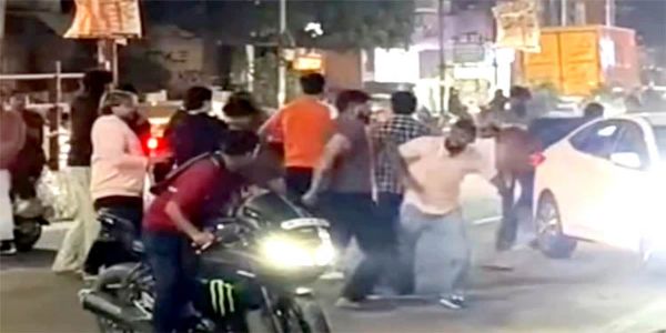रानीपुर मोड़ पर ओवरटेक को लेकर भिड़े दो गुट, जमकर चले ईंट-पत्थर और लाठी-डंडे