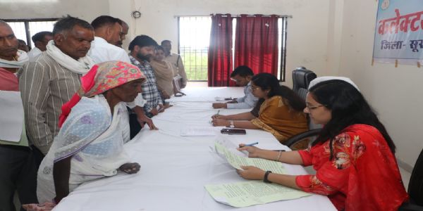सूरजपुर में जनदर्शन, कलेक्टर ने सुनी आमजनों की समस्याएं