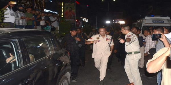 गुवाहाटीः गोलीबारी घटनास्थल की जांच करते पुलिस के आलाधिकारी गुवाहाटीः गोलीबारी घटनास्थल की जांच करते पुलिस के आलाधिकारी