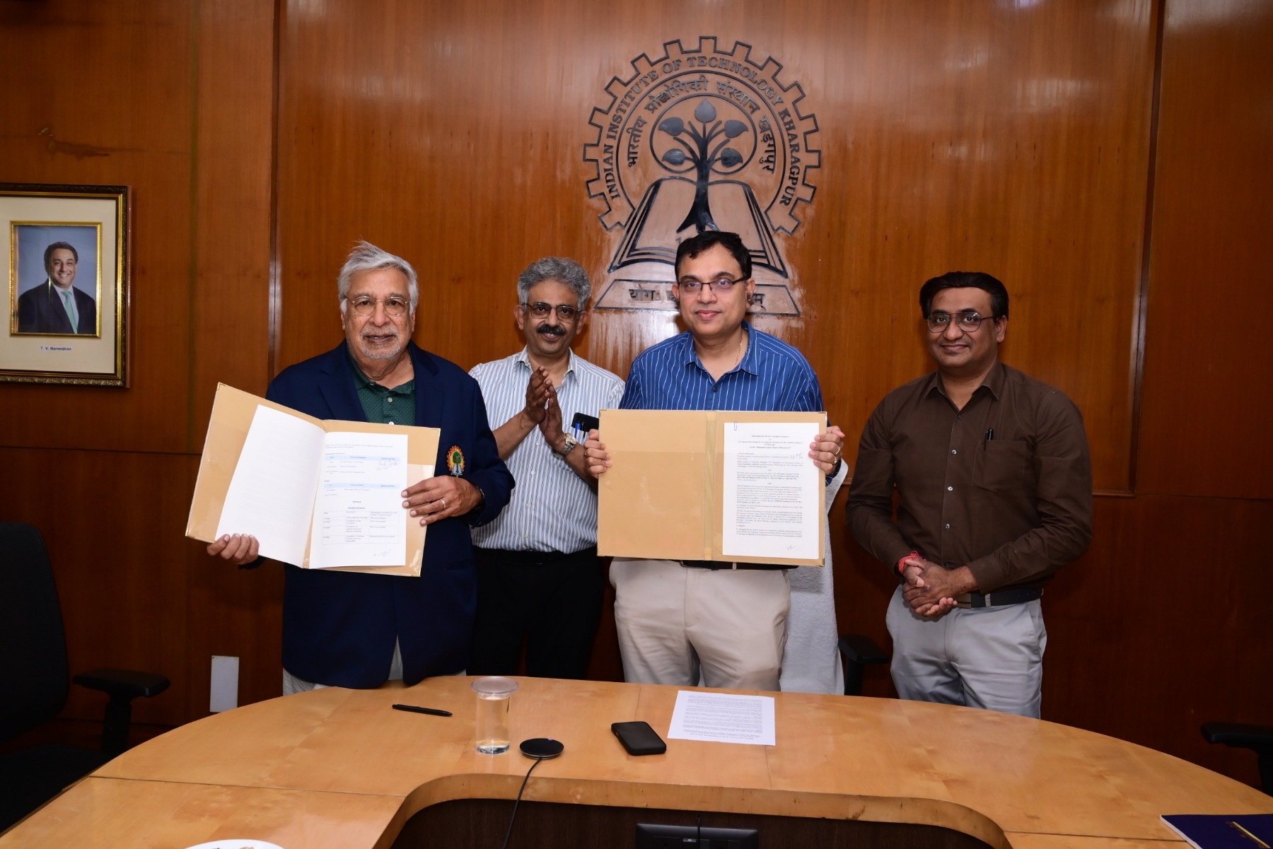 आईआईटी खड़गपुर में फिजिकल एआई स्कूल की स्थापना को लेकर बैठक करते अधिकारी। आईआईटी खड़गपुर में फिजिकल एआई स्कूल की स्थापना को लेकर बैठक करते अधिकारी।