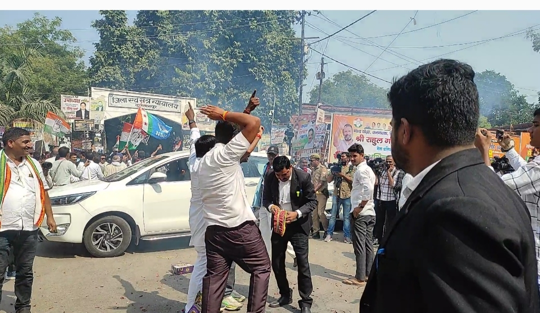 राहुल गाँधी के बरी होने पर खुशी मानते सर्मथक राहुल गाँधी के बरी होने पर खुशी मानते सर्मथक