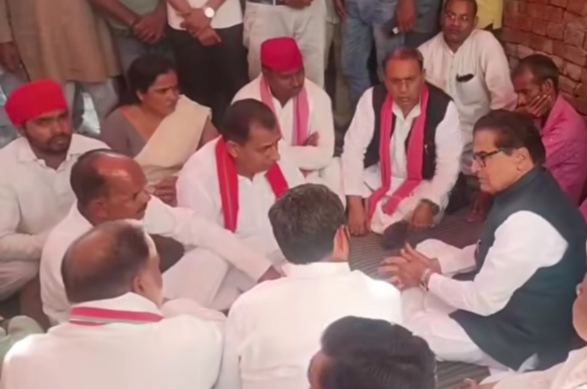 परिवार से मिलते सपा महासचिव प्रो. यादव आदि परिवार से मिलते सपा महासचिव प्रो. यादव आदि