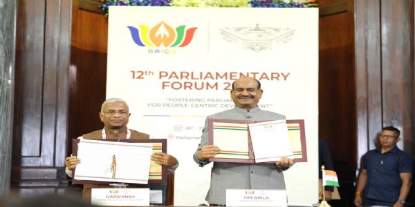 लोकसभा अध्यक्ष ओम बिरला और राज्यसभा के उपसभापति हरिवंश मंगलवार को ब्रिक्स संसदीय मंच के घोषणा-पत्र के साथ