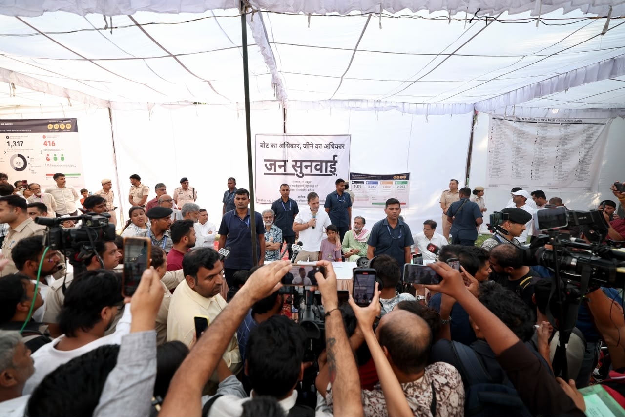 त्रिलोकपुरी में ‘वोट अधिकार जीने का अधिकार’ जन सुनवाई के दौरान लोगों की समस्याएं सुनते लोकसभा में नेता प्रतिपक्ष राहुल गांधी।