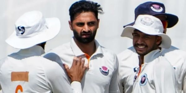 विकेट लेने के बाद खुशी मनाते भारत ए के खिलाड़ी विकेट लेने के बाद खुशी मनाते भारत ए के खिलाड़ी