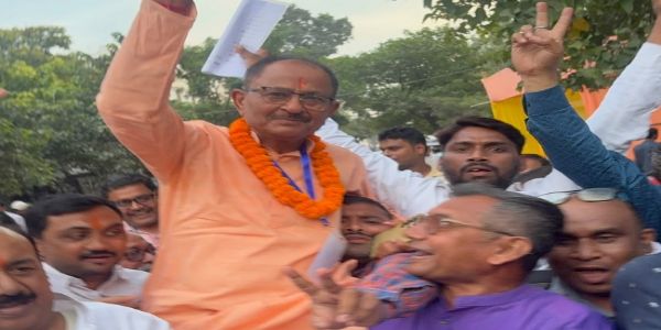 तिरहुत शिक्षक निर्वाचन से एमएलसी चुनाव में जीत के बाद विजयी चिन्ह दिखाते नरेन्द्र सिंह तिरहुत शिक्षक निर्वाचन से एमएलसी चुनाव में जीत के बाद विजयी चिन्ह दिखाते नरेन्द्र सिंह