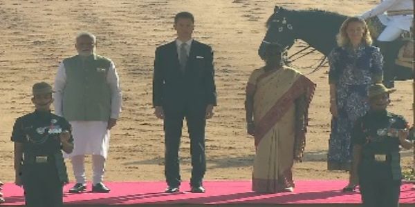राष्ट्रपति मुर्मु और प्रधानमंत्री के साथ विदेशी मेहमान मौजूद। राष्ट्रपति मुर्मु और प्रधानमंत्री के साथ विदेशी मेहमान मौजूद।