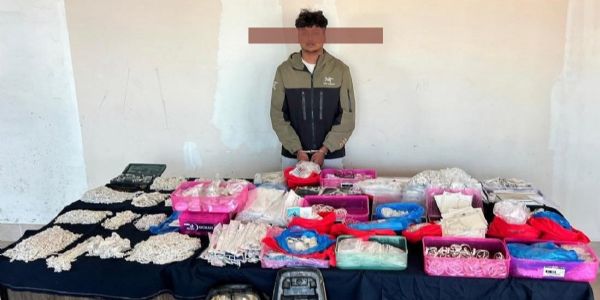 नेपाल में चांदी के साथ गिरफ्तार भारतीय युवक नेपाल में चांदी के साथ गिरफ्तार भारतीय युवक