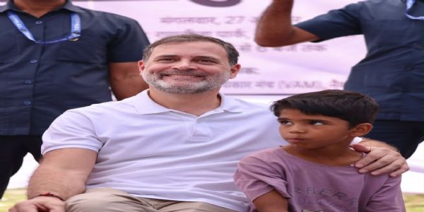 दिल्ली के त्रिलोकपुरी में जन सुनवाई में शामिल हुए राहुल गांधी, चार बूथों से 416 नाम हटाने का आरोप