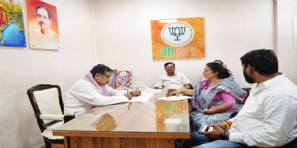 भाजपा प्रदेश कार्यालय में मंत्री विजय शाह ने सुनीं कार्यकर्ताओं की समस्याएं