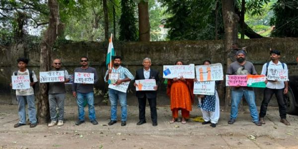 नो एंट्री आंदोलन की पहली वर्षगांठ पर मौन धरना