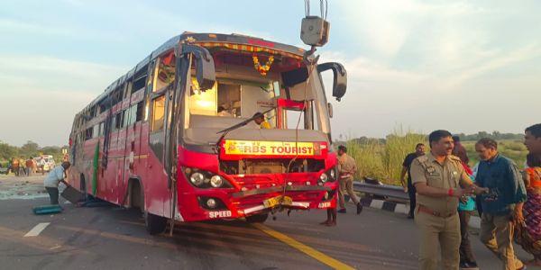 पूर्वांचल एक्सप्रेस-वे पर अनियंत्रित बस पलटी, 25 मजदूर घायल