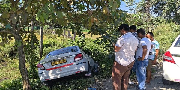 ट्रक की टक्कर से यात्री वाहन नाले में गिरा, बाल-बाल बचा चालक