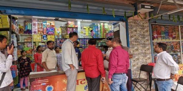 बिना लाइसेंस चल रही दो पटाखा दुकानों पर प्रशासन की कार्रवाई, तत्काल कराया बंद