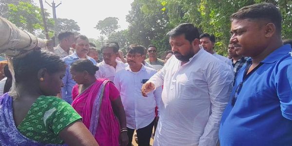 आग लगने से कई घर जलकर राख, विधायक विमान घोष ने दिया मदद का आश्वासन