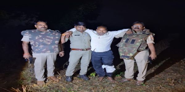 देवरिया के रुद्रपुर में महिला की हत्या का आरोपित पुलिस मुठभेड़ में गिरफ्तार, पैर में लगी गोली