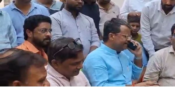 लखनऊ का तिहरा हत्याकांड : शवाें के घर पहुंचने पर पुलिस के खिलाफ प्रदर्शन, एसएचओ -चौकी इंचार्ज निलंबित