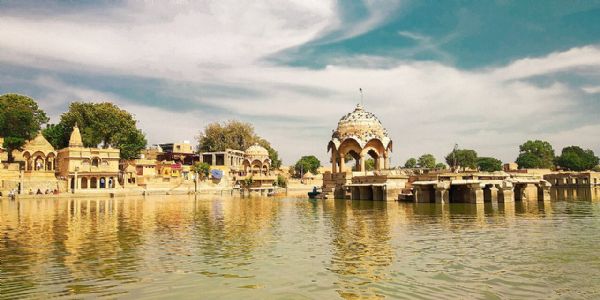 दो दशक बाद सूखने की कगार पर गड़ीसर झील, सफाई की उठी मांग