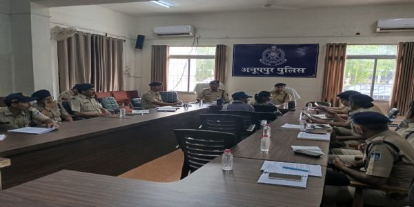 अनूपपुर: वन भूमि को राजस्व में समाहित कर अधिकार की मांग लेकर कलेक्ट्रेट पहुंचे 40 से अधिक ग्रामीण