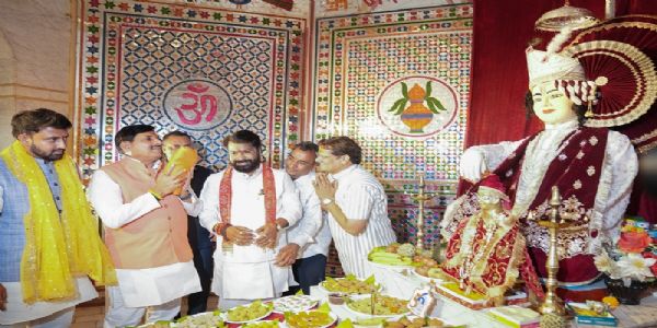 मप्रः मुख्यमंत्री ने उज्जैन में गुरु महाराज टेकचंद के 215वें समाधि पर्व पर दर्शन कर पुष्प अर्पित किए