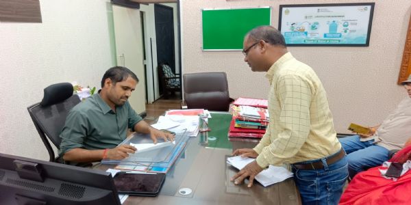 सार्वजनिक स्थलों पर मिट्टी डलवाने की मांग लेकर जनदर्शन पहुंचे मुजगहन के सरपंच
