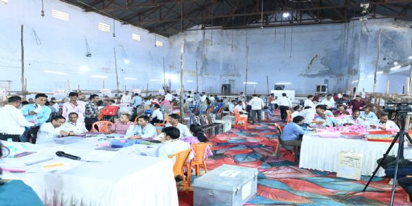 स्नातक एमएलसी चुनाव : 12 घंटे में बंडल बने, अब वैध-अवैध मतों की छंटाई; देर रात तक परिणाम के आसार