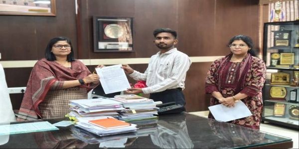 ग्वालियरः जिले के दो युवाओं को अनुकम्पा नियुक्ति पर मिली सरकारी नौकरी, कलेक्टर ने सौंपे नियुक्ति आदेश