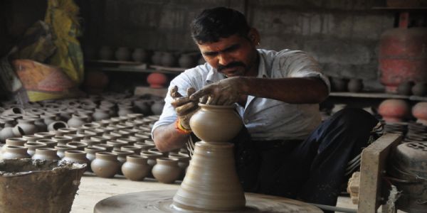 चाक पर आकार ले रहे मिट्टी के करवे: मांडणे और गोटा-पत्ती से निखर रही सजावट