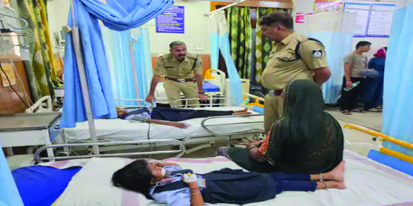 स्कूली बच्चों की गाड़ी पेड़ से टकराई, आठ बच्चे घायल:एक बच्ची की हालत गंभीर