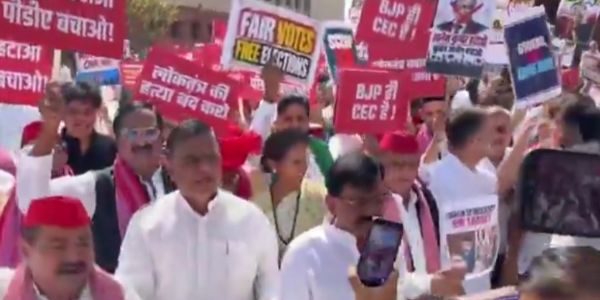 भाकपा ने मुख्य चुनाव आयुक्त के खिलाफ निकाला मार्च