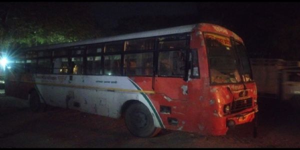 कुशीनगर में बेकाबू अनुबंधित बस का कहर, महिला की मौत, 16 घायल