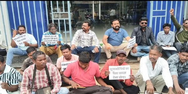 शंकराचार्य मोटर्स के बाहर ग्रामीणों का प्रदर्शन, गाड़ी के नाम पर लाखों की ठगी का आरोप