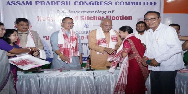 सिलचर नगर निगम चुनाव में जीतने वाली कांग्रेस उम्मीदवार राजश्री गोवाल को राजीव भवन में किया गया सम्मानित