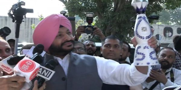 पंजाब विधानसभा के बाहर सत्र के अंतिम दिन कांग्रेस व भाजपा का हंगामा