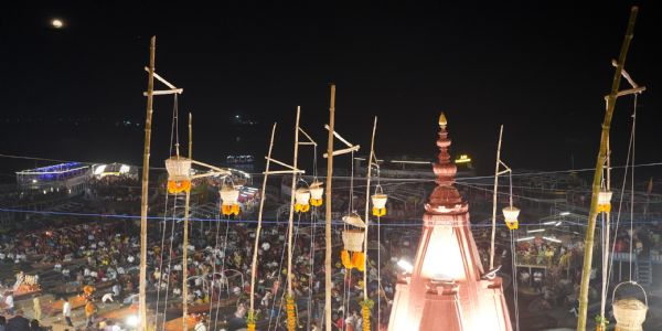 दशाश्वमेध घाट पर अमर शहीदों की स्मृति में आकाशदीप प्रज्ज्वलन के 27 वर्ष पूरे