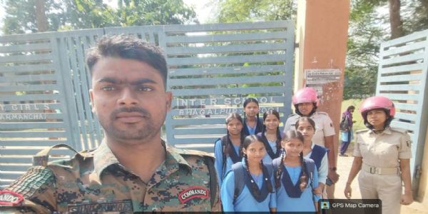 छात्राओं को सुरक्षित माहौल देने के लिए स्कूलों और कॉलेजों में तैनात हुई 'पुलिस दीदी'