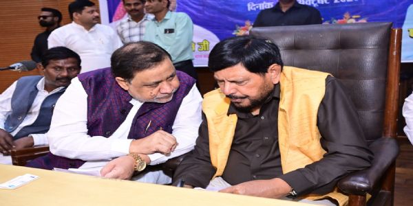 रिपब्लिकन पार्टी ऑफ इंडिया (आ.) के अध्यक्ष डॉ. रामदास आठवले लखनऊ में पहुंचने पर पार्टी के प्रदेश अध्यक्ष पवन भाई गुप्ता से बात करते हुए। रिपब्लिकन पार्टी ऑफ इंडिया (आ.) के अध्यक्ष डॉ. रामदास आठवले लखनऊ में पहुंचने पर पार्टी के प्रदेश अध्यक्ष पवन भाई गुप्ता से बात करते हुए।
