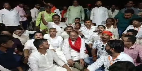 वाराणसी : भाजपा पदाधिकारी व कार्यकर्ता प्रेक्षक प्रांजल यादव को हटाने की मांग को लेकर धरने पर बैठे वाराणसी : भाजपा पदाधिकारी व कार्यकर्ता प्रेक्षक प्रांजल यादव को हटाने की मांग को लेकर धरने पर बैठे